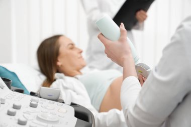 Ultrason makinesi yakından muayene hamile kadın.