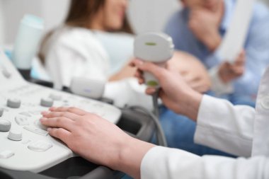 Ultrason makine yakın kadar hamile kadın tanısında.