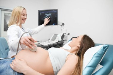 Hamile kadının karın ultrasonu sınav yapıyor doktor.