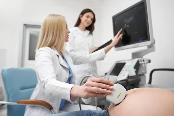 Médico haciendo ultrasonido examen de la mujer embarazada . — Foto de Stock