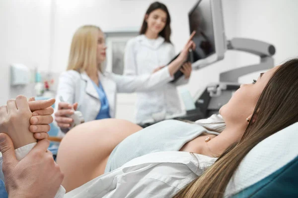 Kvinna på ultraljud diagnos av gravida mage. — Stockfoto