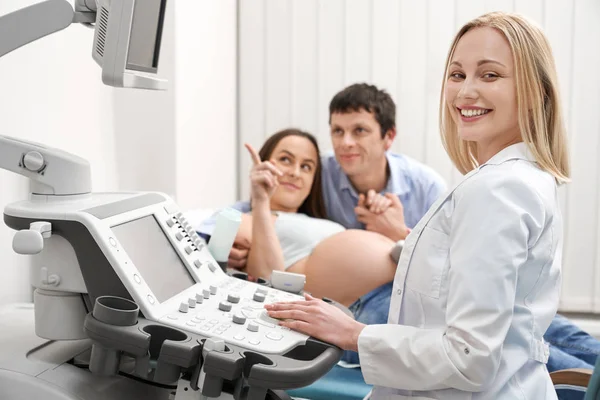 Família no diagnóstico de ultra-som, médico sorrindo, posando . — Fotografia de Stock