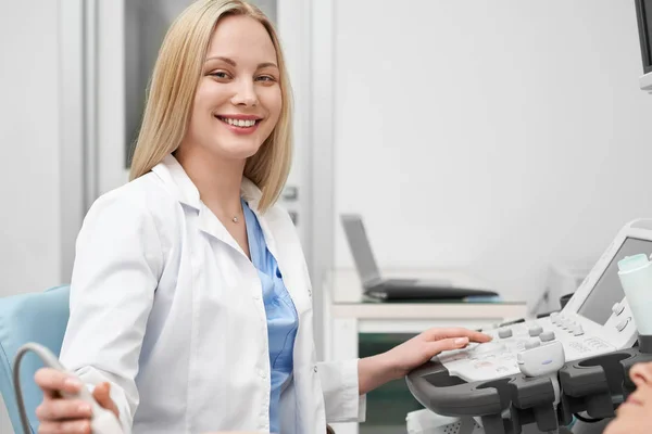 Çok kadın doktor ultrason yaparken poz. — Stok fotoğraf