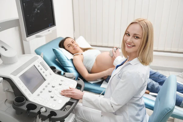 Terhes nő és ultrahang-vizsgálat, orvos pózol. — Stock Fotó
