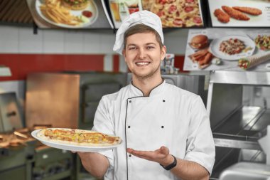 Mutlu Şef geleneksel İtalyan pizza kafede gösterilen.