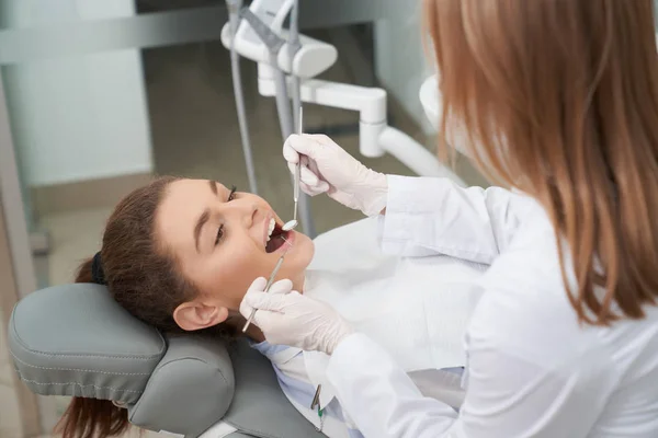 Paciente acostado en silla de dentista con la boca abierta . — Foto de Stock