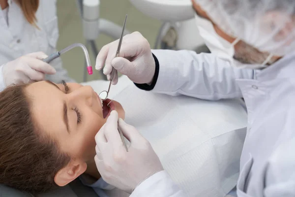 Paciente acostado con la boca abierta, con los dientes hechos . — Foto de Stock