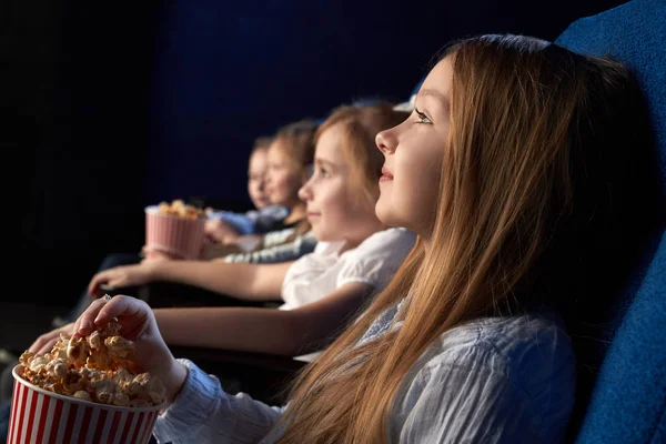 Bambini che guardano film nel cinema . — Foto Stock