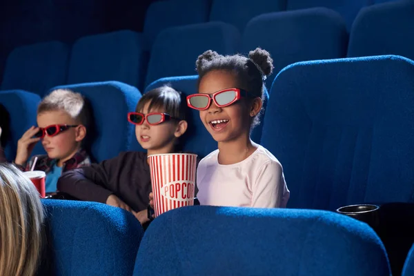 Bambini gioiosi che guardano film in occhiali 3D, nel cinema . — Foto Stock