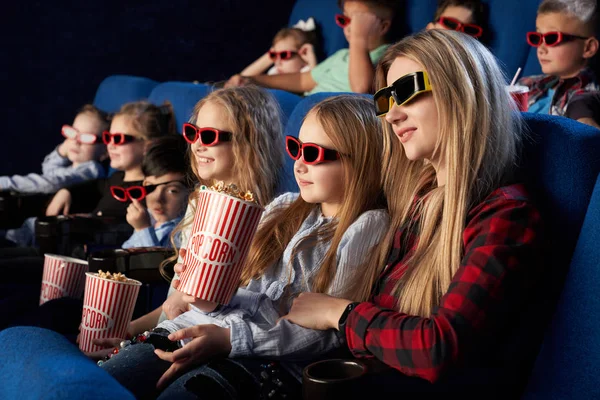 Crowd watching 3D movie in theatre. — Stock Photo, Image