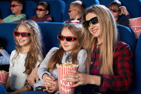 Anya és lánya nézi 3D film mozi. — Stock Fotó