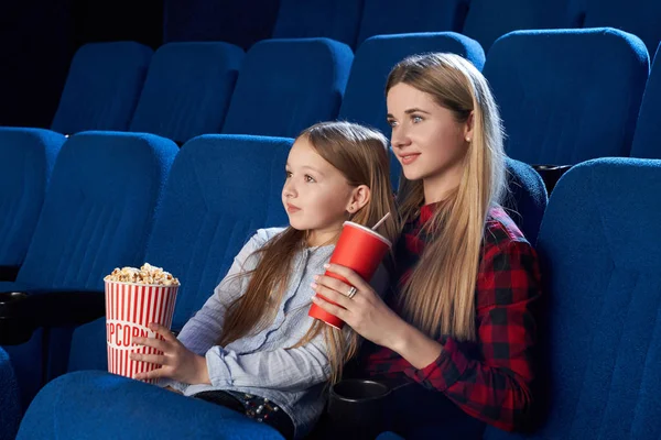 Мати і дочка насолоджуються фільмом у кінотеатрі . — стокове фото