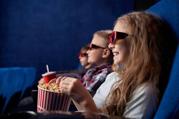 Kinderen in 3D-bril glimlachen, film kijken in de bioscoop. — Stockfoto