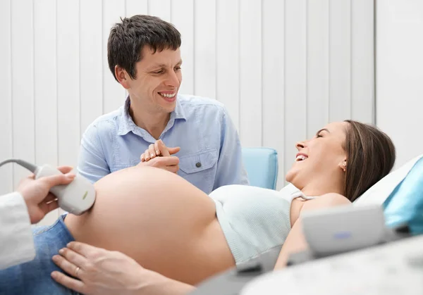 Budoucí matka během ultrazvukové postup lékaře — Stock fotografie