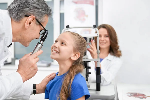 Medico esaminando gli occhi del paziente con dispositivo di prova oculare . — Foto Stock