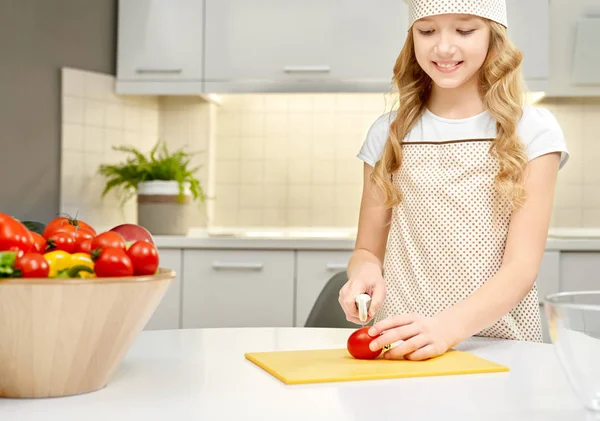 Mooi meisje snijden tomaten voor gezonde salade — Stockfoto