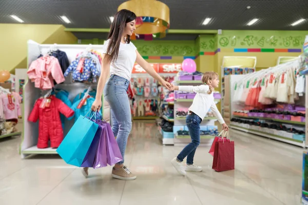 Morena y linda chica de compras en los grandes almacenes . — Foto de Stock