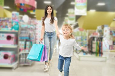 Aile alışveriş. Anne ve çocuk alışveriş merkezinde yürüyüş.