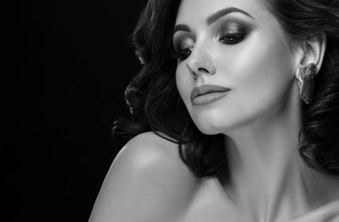 Seksi mükemmel model ile şık makyaj yakın yukarı poz.