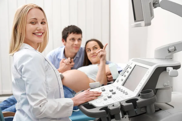 Médico qualificado em processo de fazer diagnóstico por ultrassom — Fotografia de Stock