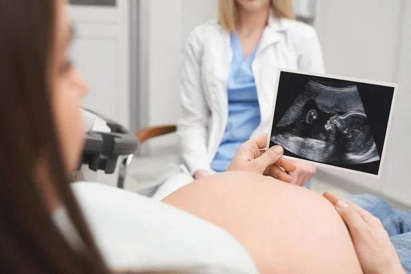 Ultraschallbild des zukünftigen Kindes in den Händen der Mutter — Stockfoto