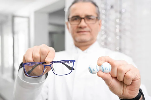 Fuoco selettivo di occhiali e lente in mani di oculista maschile — Foto Stock