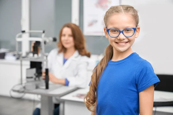 Framifrån lycklig ung klient bär nya glasögon — Stockfoto