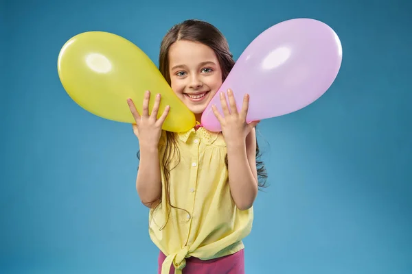 Маленькая веселая модель позирует с воздушными шарами . — стоковое фото