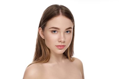 Mükemmel bir cilde sahip model, şık poz makyaj, izole.