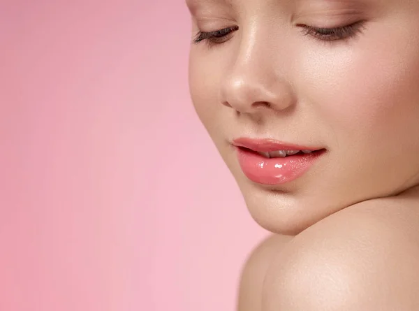 Bem preparado rosto de modelo bonito com lábios cor de rosa de perto . — Fotografia de Stock