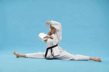 Stüdyoda uzunlamasına ip üzerinde oturan kimono sevimli kız