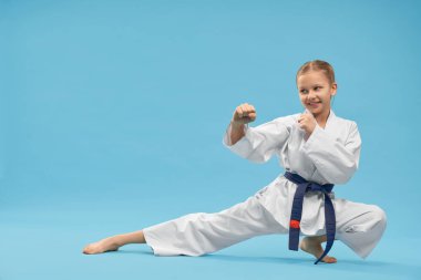 Kimono mutlu kız stüdyoda karate duruşu ayakta