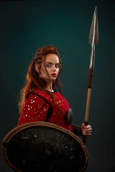 槍でポーズをとる中世の女性戦士、盾. — ストック写真