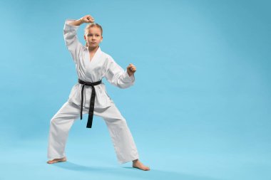 Sportif kız duruş ve eğitim karate stüdyoda ayakta