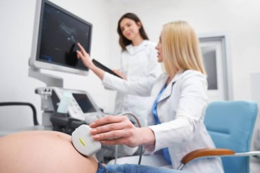 Tıp merkezinde ultrason tanılama yapma süreci