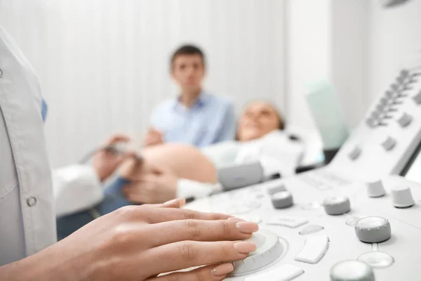 Main étroite du médecin féminin sur la machine à échographie — Photo