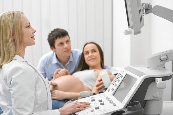 Médico femenino mirando la pantalla en el centro médico —  Fotos de Stock