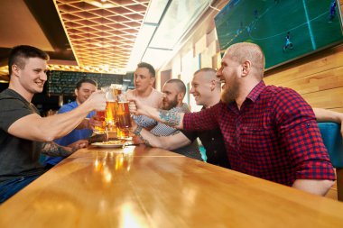 Barda dinlenen neşeli erkek şirketin in yanından görünüm