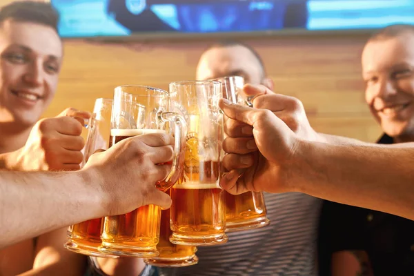 Focus selettivo di occhiali di birra in mani di amici maschi — Foto Stock