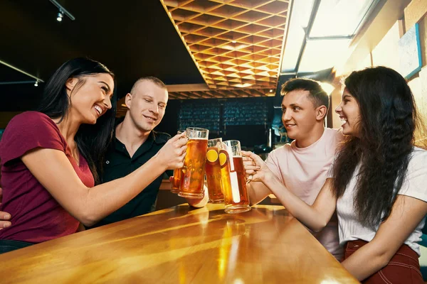 Felice compagnia seduti insieme in pub e bere birra — Foto Stock