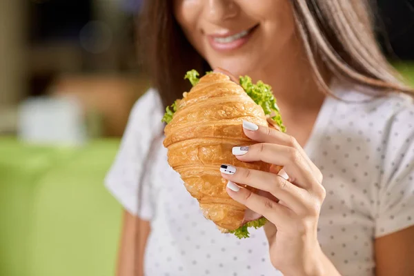 Selektiver Fokus der weiblichen Hand halten Croissant — Stockfoto