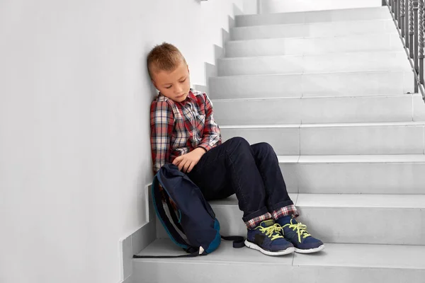 초등학교의 계단에 앉아 우울한 소년. — 스톡 사진