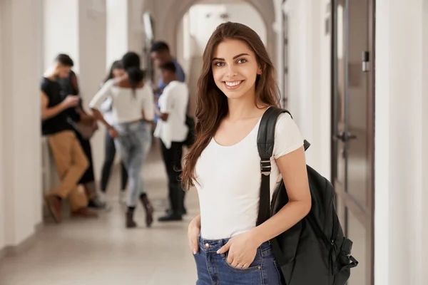 Positividad y feliz estudiante femenina con mochila . — Foto de Stock