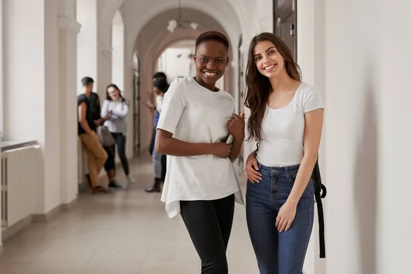 大学走廊上的非洲和白人女孩. — 图库照片