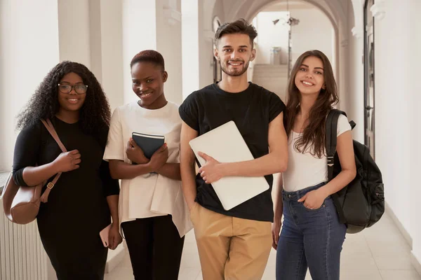 Estudiantes felices con mochilas . — Foto de Stock