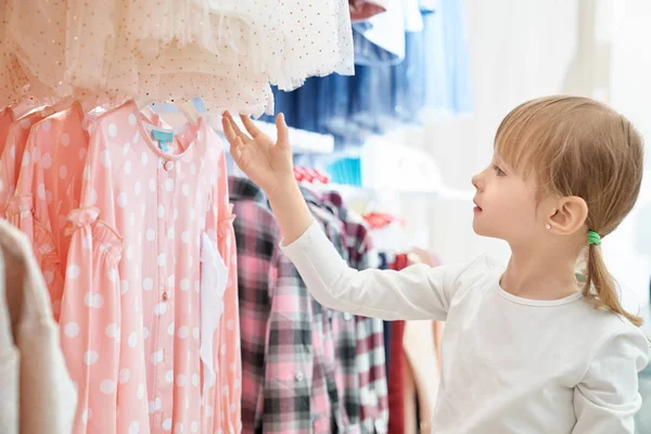 Vicces lány nézett szép rózsaszín ruhában a boltban — Stock Fotó