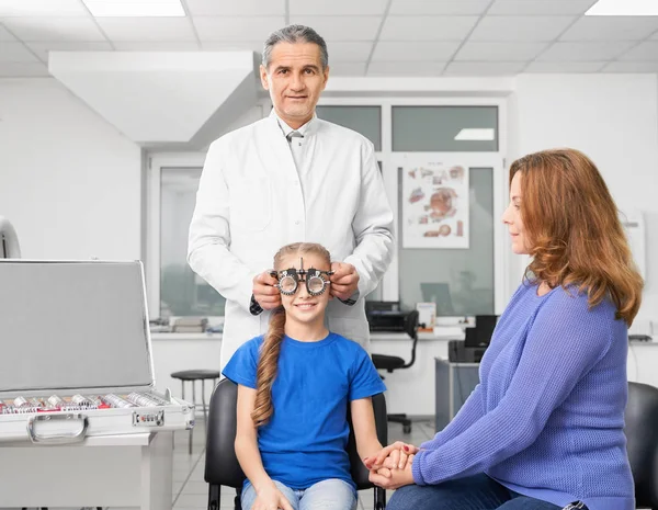Eye doctor indossa occhiali sul paziente per controllare la visione — Foto Stock