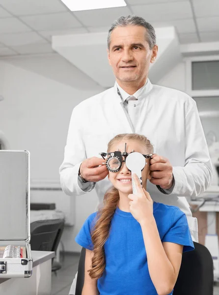 Lycklig tjej som bär glasögon med lins för att kontrollera vision — Stockfoto