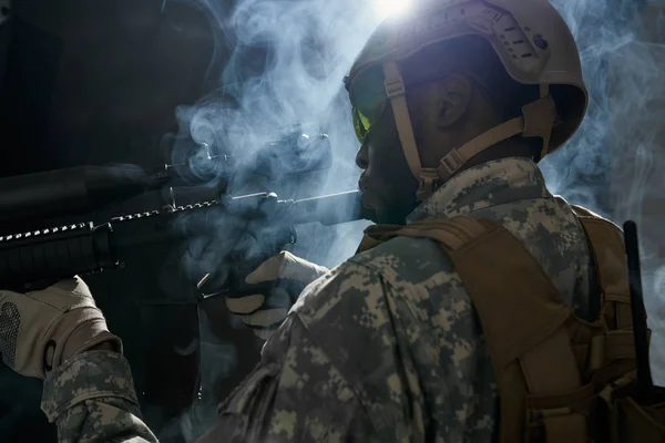 夜間作戦の準備をする鎧を持つアメリカのランカー. — ストック写真