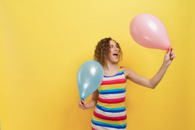 İki ballon tutan çizgili elbise şık model.